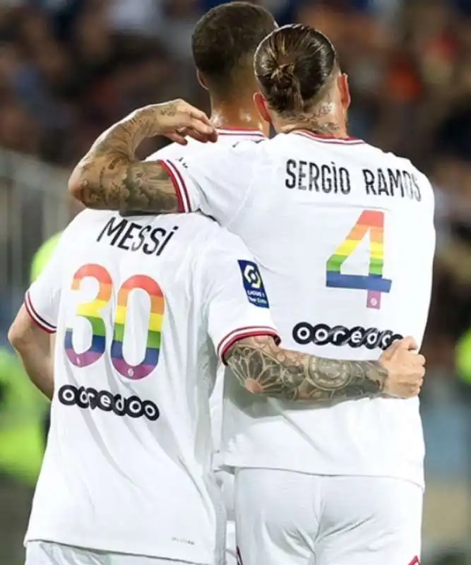 la maglia arcobaleno del psg 1