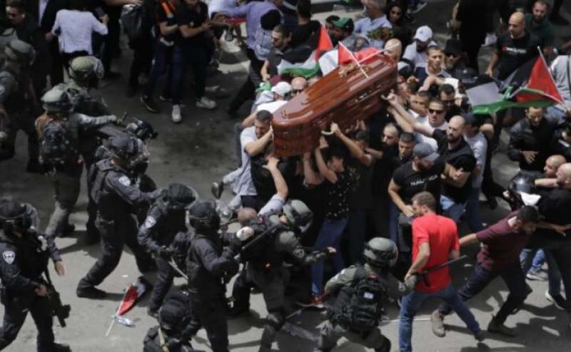 la polizia israeliana carica il corteo funebre della giornalista shireen abu akleh 12