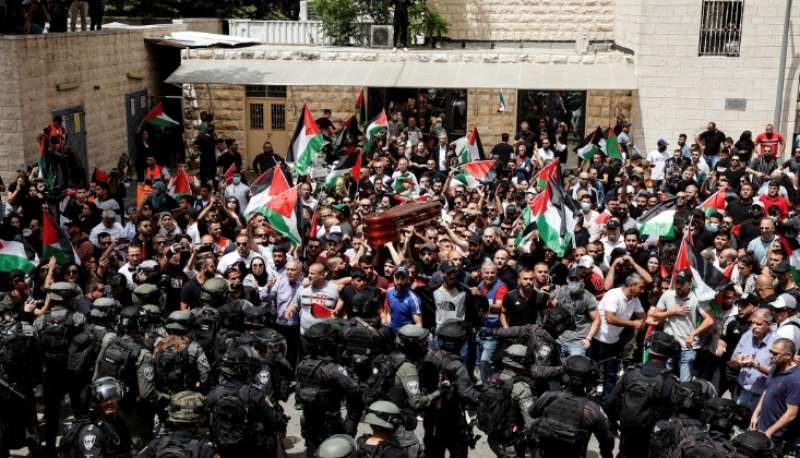 la polizia israeliana carica il corteo funebre della giornalista shireen abu akleh 4