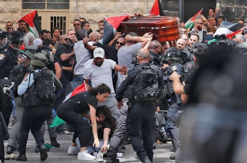 la polizia israeliana carica il corteo funebre della giornalista shireen abu akleh 8