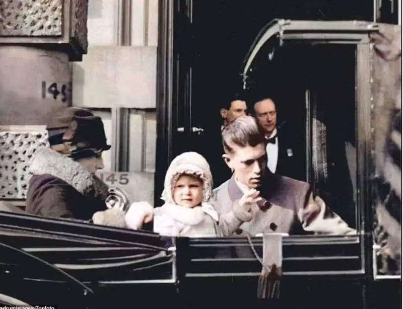 la principessa elisabetta a 2 anni durante un giro in auto ad hyde park.