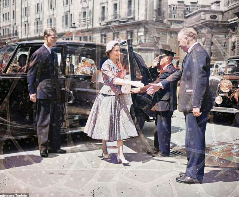 la regina e il duca di edimburgo alle prove della cerimonia di incoronazione nel 1953