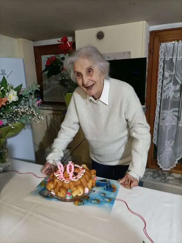 LA SIGNORA DI 90 ANNI A CUI HANNO OCCUPATO LA CASA A NAPOLI 