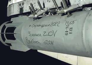 le scritte provocatorie sulle bombe contro azovstal 1