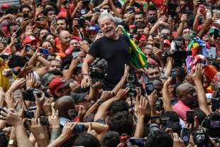 Lula con i sostenitori nel 2019