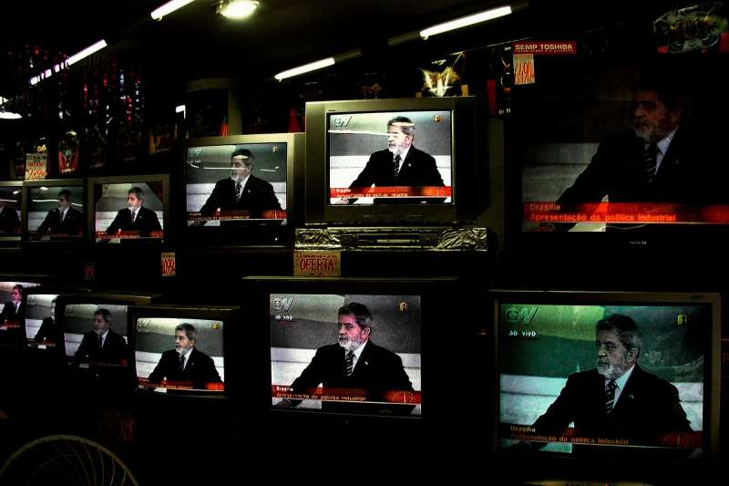 Lula in tv durante un discorso nel 2004