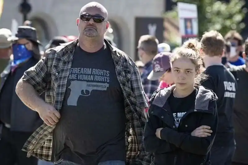 manifestanti a favore delle armi in canada    2