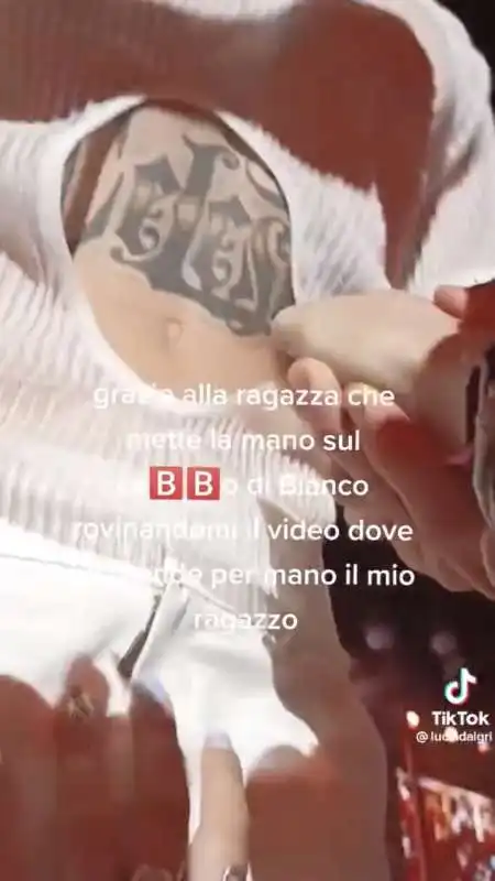 mano sul pacco di blanco al concerto di piazza duomo   3