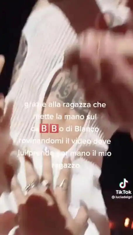 mano sul pacco di blanco al concerto di piazza duomo   4