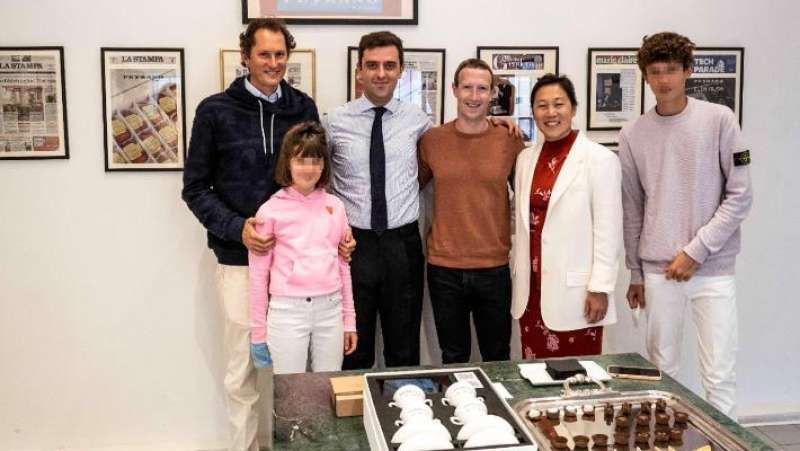 mark zuckerberg e priscilla chan con john elkann e famiglia