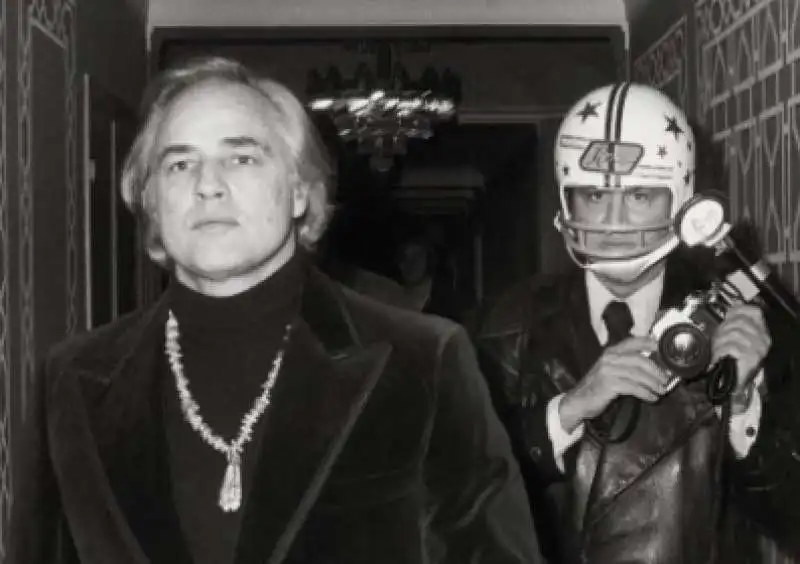 marlon brando inseguito da ron galella