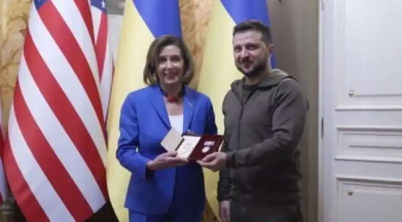 NANCY PELOSI CON ZELENSKY A KIEV