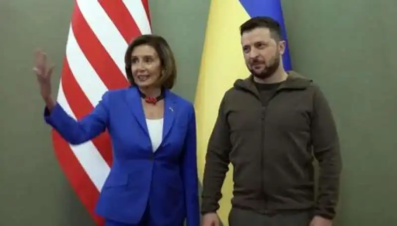 NANCY PELOSI CON ZELENSKY A KIEV   