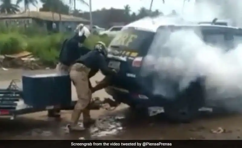 polizia brasiliana lancia una granata lacrimogena  dentro auto 3