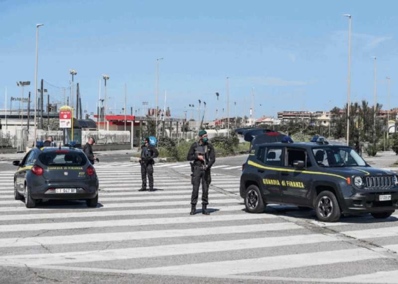 posto di blocco lungo il litorale di ostia