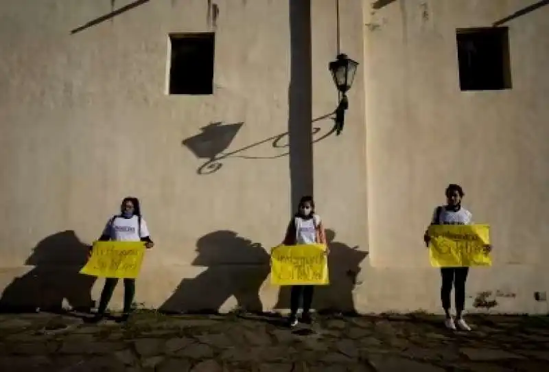 proteste delle femministe argentine contro le violenze delle monache di clausura 