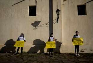 proteste delle femministe argentine contro le violenze delle monache di clausura