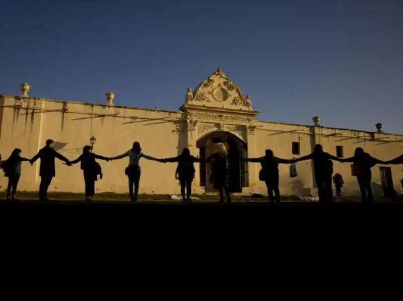 proteste delle femministe argentine contro le violenze delle monache di clausura 