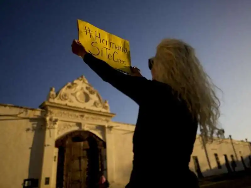 proteste delle femministe argentine contro le violenze delle monache di clausura 