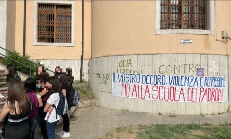 PROTESTE FUORI DAL LICEO DI COSENZA PER LA STUDENTESSA CON I JEANS RATTOPPATI CON LO SCOTCH