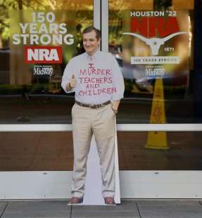 proteste fuori dalla convention della nra7