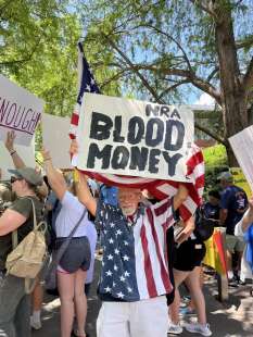 proteste fuori dalla convention della nra8