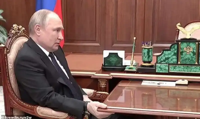 putin si aggrappa al tavolo durante l incontro con il ministro della difesa 