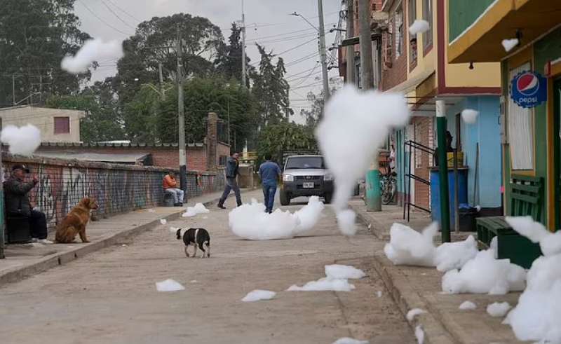 Schiuma tossica a Mosquera in Colombia 4