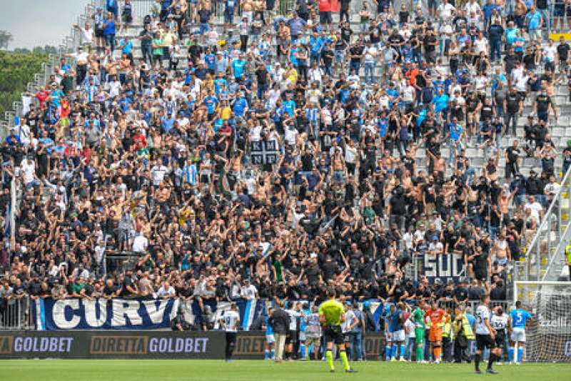 scontri tra tifosi spezia napoli 1