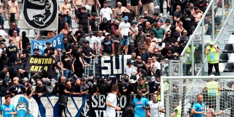 scontri tra tifosi spezia napoli 3