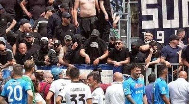 scontri tra tifosi spezia napoli 4