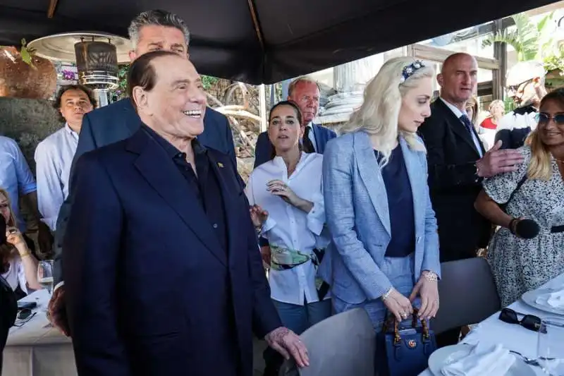 silvio berlusconi licia ronzulli marta fascina a napoli 