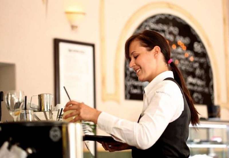 stagista in un bar 2