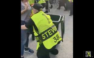 steward allo stadio di tirana palpeggia tifosa 4