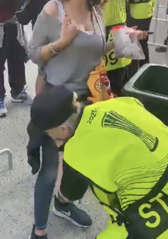 steward allo stadio di tirana palpeggia tifosa 6