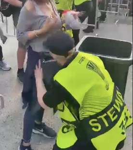 steward allo stadio di tirana palpeggia tifosa 7