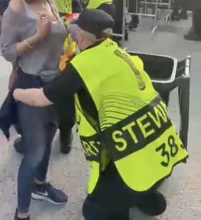 steward allo stadio di tirana palpeggia tifosa 8