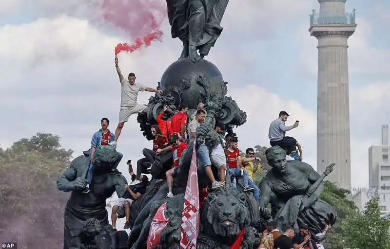 tifosi del liverpool a parigi