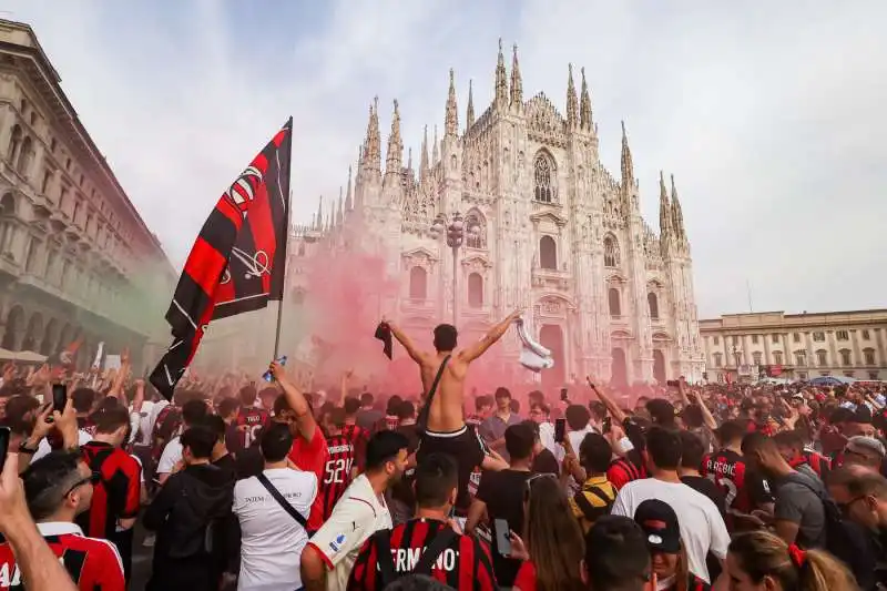 tifosi del milan in piazza duomo