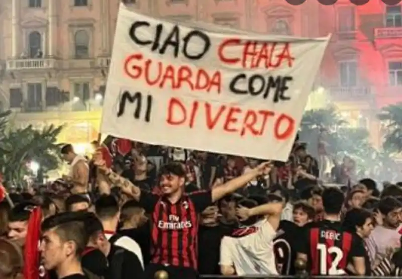 tifosi milan contro CALHANOGLU 