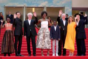 tori e lokita red carpet cannes