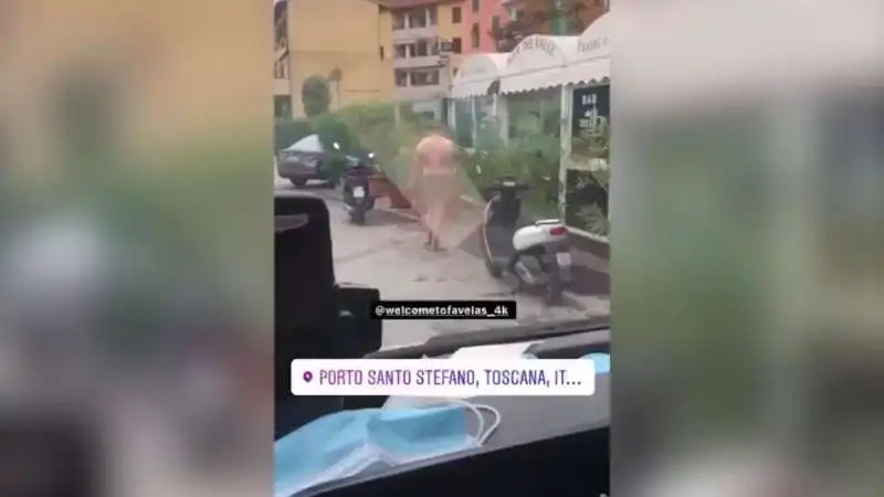 uomo nudo a porto santo stefano 