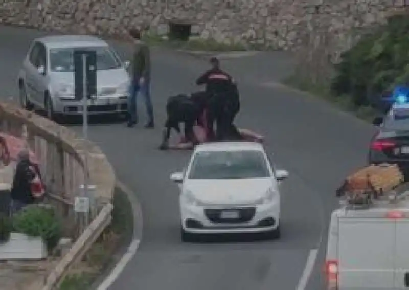 uomo nudo a porto santo stefano 