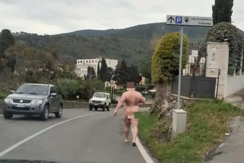 uomo nudo a porto santo stefano 