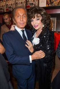 valentino e joan collins a londra nel 2013