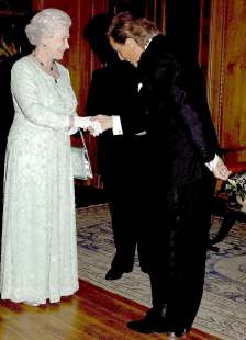 valentino e la regina elisabetta a londra nel 2005