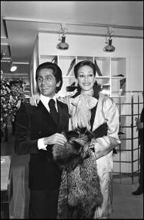 valentino e marisa berenson a parigi nel 1976