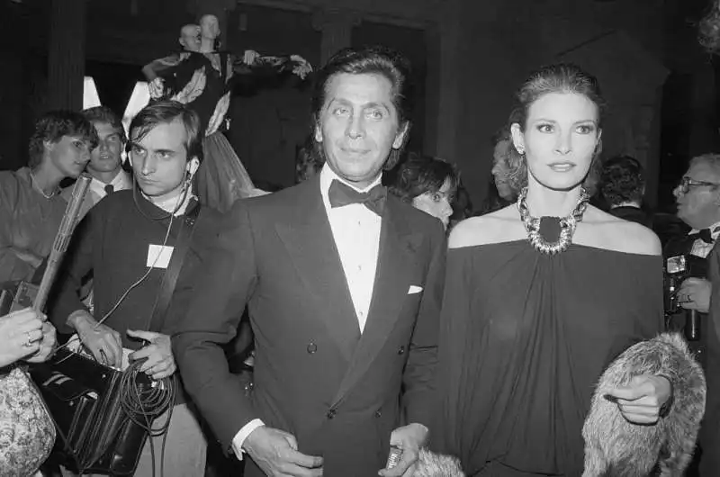 valentino e raquel welch ad un evento al metropolitan museum