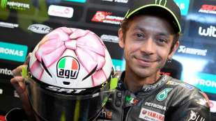 VALENTINO ROSSI CON IL CASCO PER LA NASCITA DELLA FIGLIA