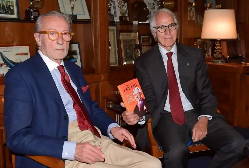 vittorio feltri autografa il libro a giovanni malago  foto di bacco (3)